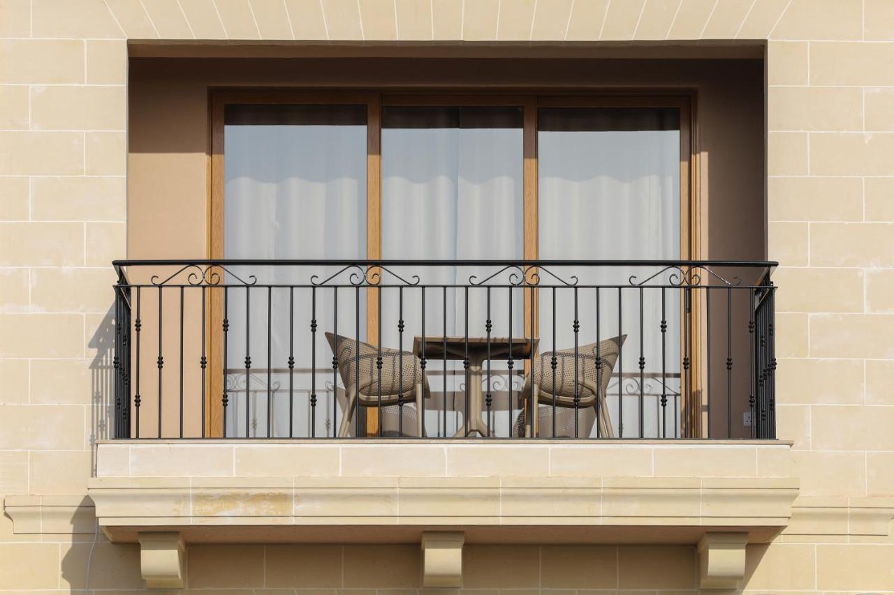 Gem Beachfront Apt With Amazing Bay And Sea Views Birżebbuġa Esterno foto